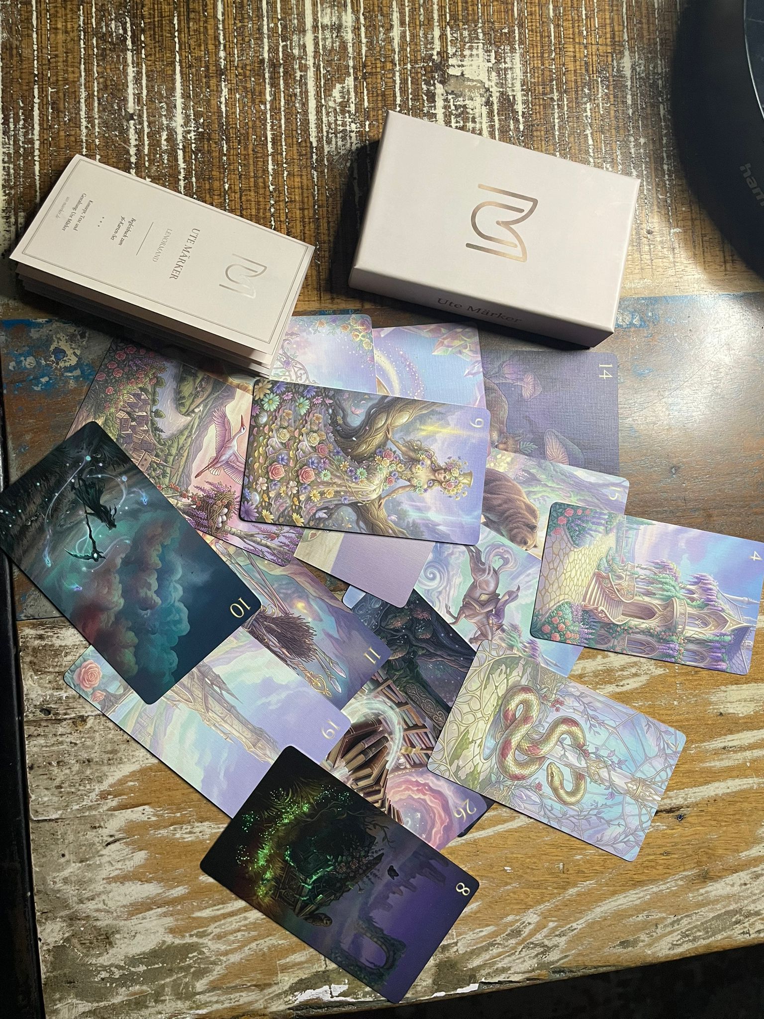 Lenormand Deck Edition I — Box mit cremefarbenem Deckel, Booklet und aufgefächerte Karten